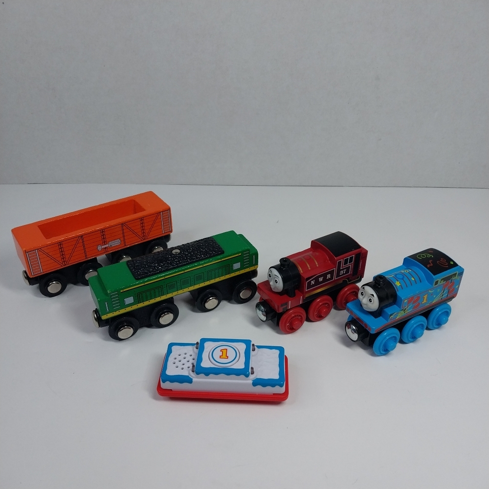 Thomas & Friends Wooden Railway Birthday Thomas Rosie Train Engines Musical Cake